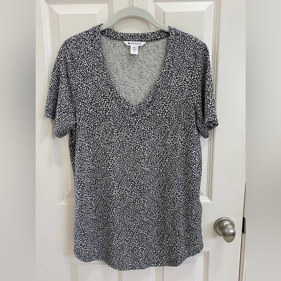 Athleta Breezy v-neck tee in animal print.Colors-black/brown Size-Medium - Picture 1 of 4